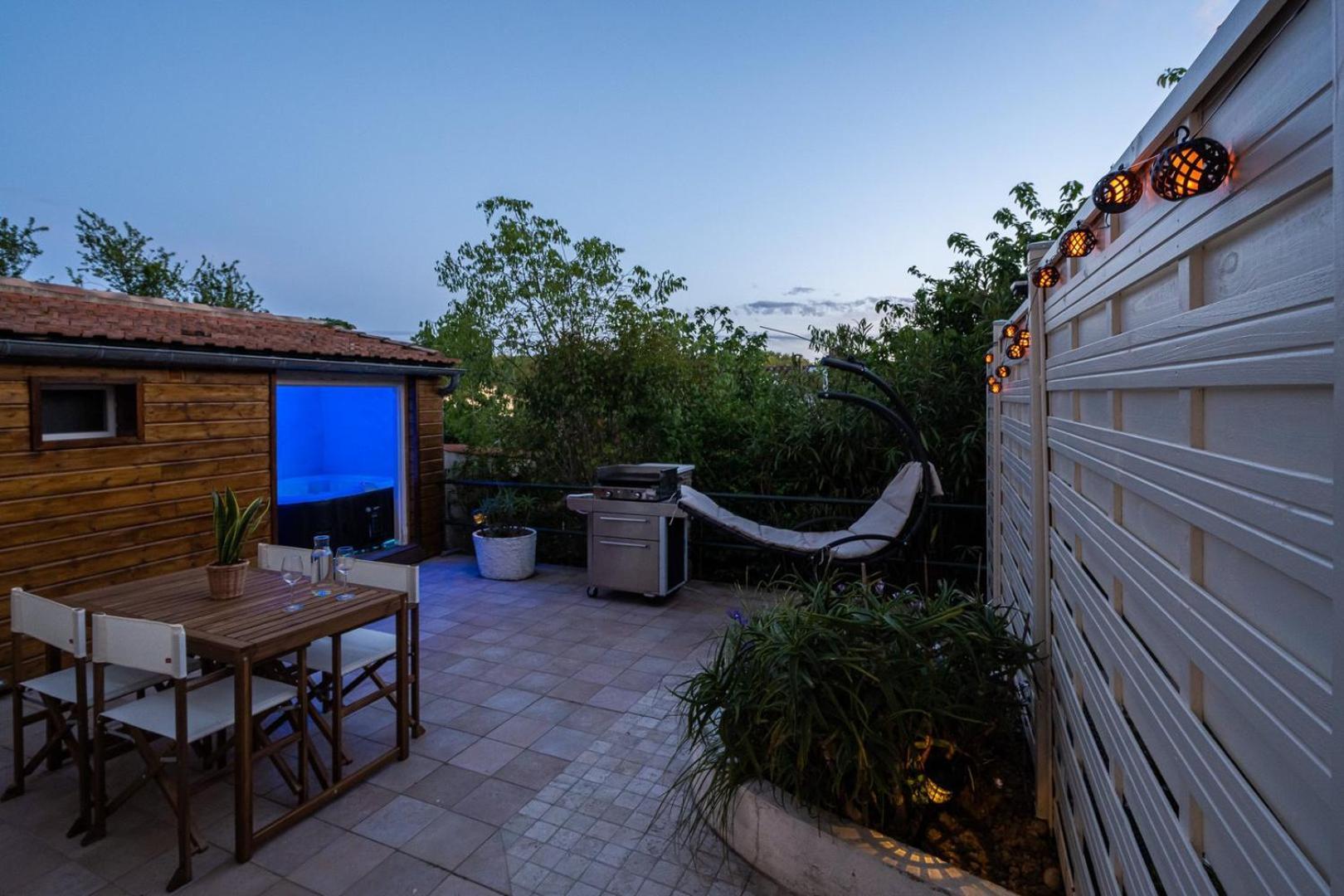 La Citadelle ~ Jacuzzi ~ Terrasse Apartment Carcassone Exterior photo