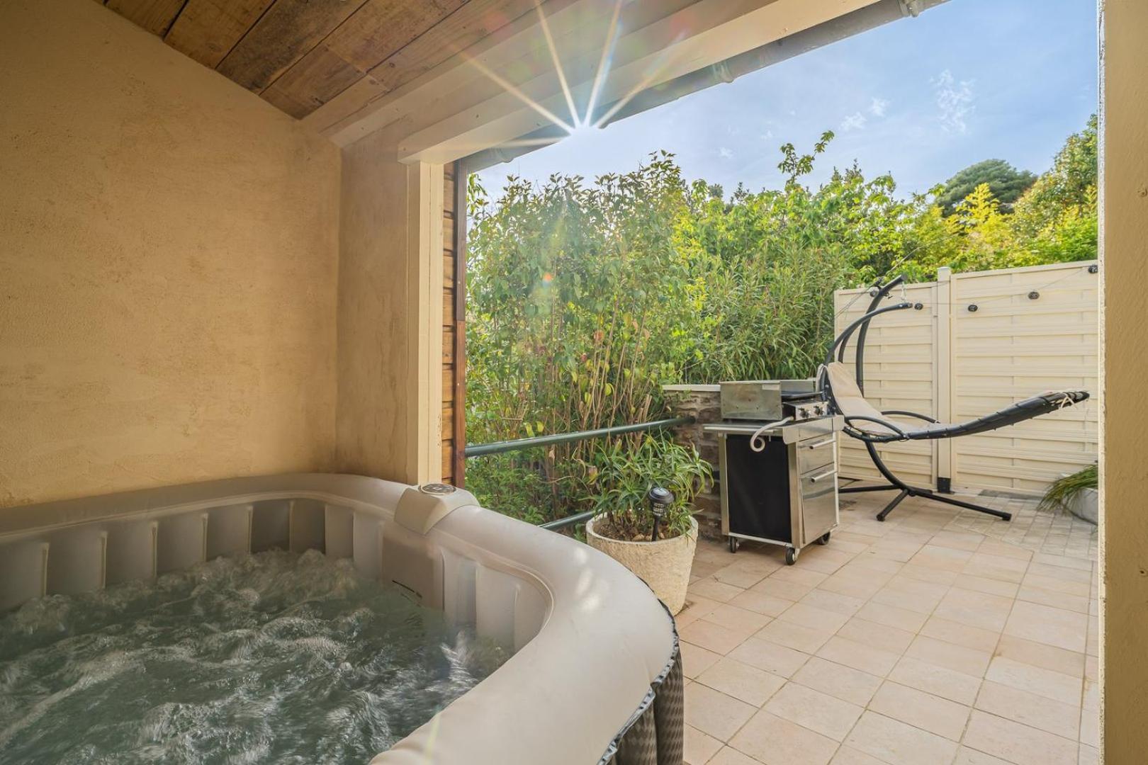 La Citadelle ~ Jacuzzi ~ Terrasse Apartment Carcassone Exterior photo